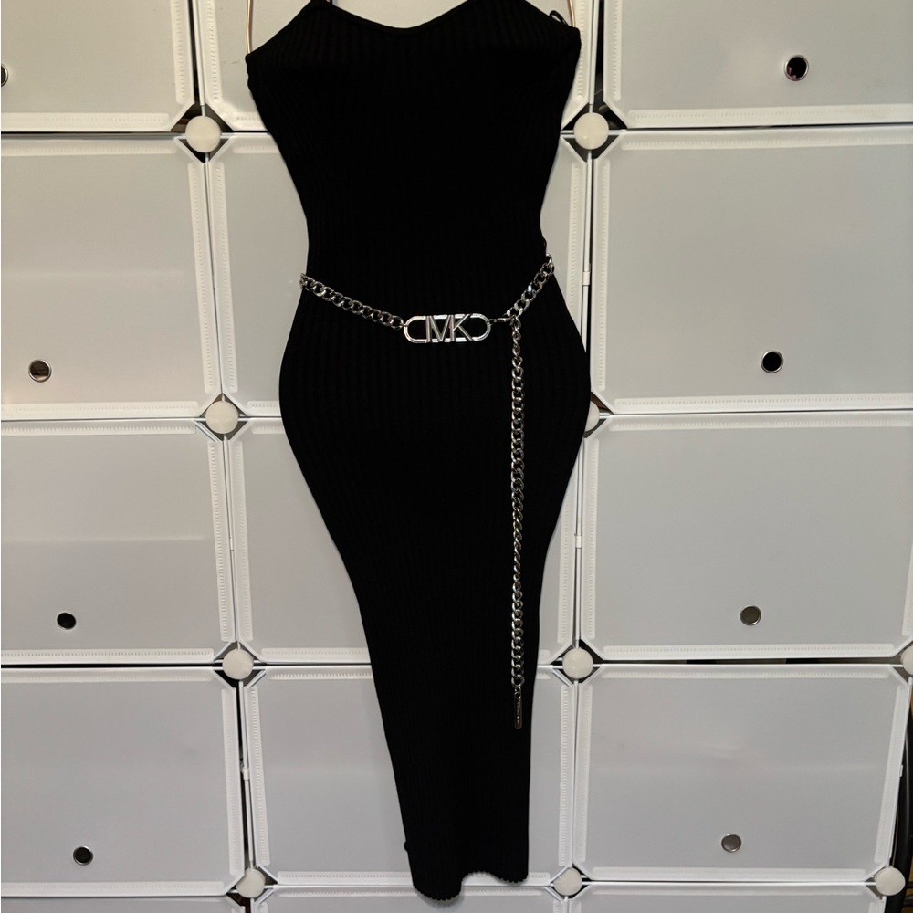 Chic Black Ribbed Dress with Chain Detail